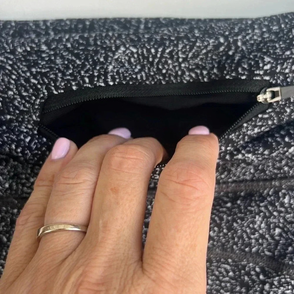 ATHLETA Lightning Static 7/8 Leggings, Women’s Size Medium, Black/White, Pockets - Picture 8 of 13